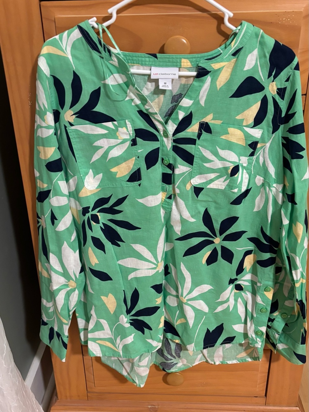 Liz Claiborne Green Floral V-Neck Button Front Blouse